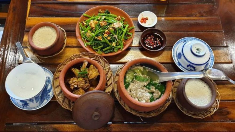 Cơm niêu dẻo thơm, có lớp cơm vàng giòn dưới đáy khi kết hợp cùng các món kho hoặc xào tạo nên hương vị đậm đà, khó cưỡng